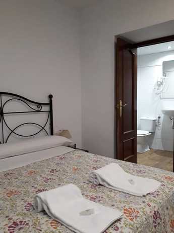 Imagen de la habitación del Hotel Pensi&oacute;n Cibeles. Foto 7