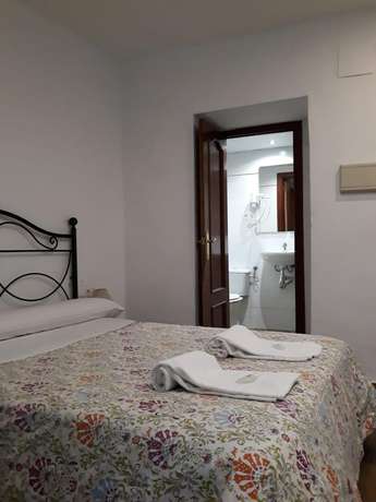 Imagen de la habitación del Hotel Pensi&oacute;n Cibeles. Foto 10