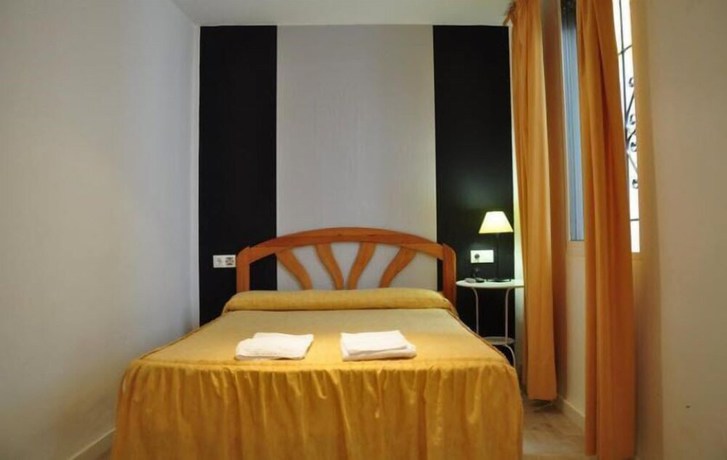 Imagen de la habitación del Hotel Pensi&oacute;n Cibeles. Foto 12