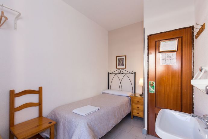 Imagen de la habitación del Hotel Pensi&oacute;n Mesones. Foto 13