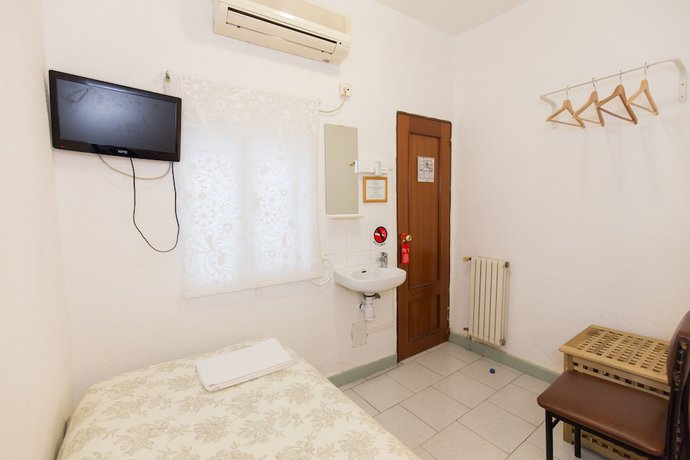 Imagen de la habitación del Hotel Pensi&oacute;n Mesones. Foto 15