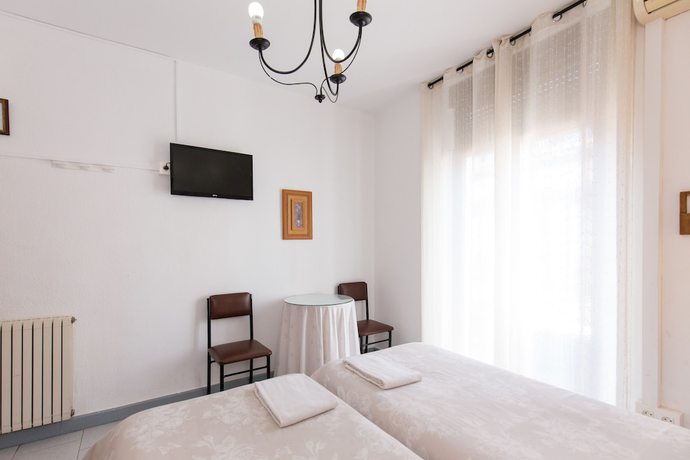 Imagen de la habitación del Hotel Pensi&oacute;n Mesones. Foto 16