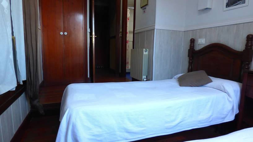 Imagen de la habitación del Hotel Pensi&oacute;n Santa Mar&iacute;a. Foto 15