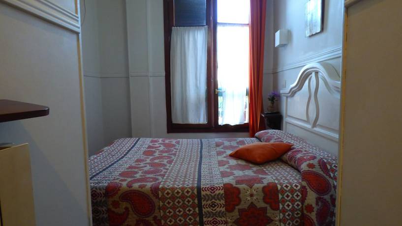 Imagen de la habitación del Hotel Pensi&oacute;n Santa Mar&iacute;a. Foto 16