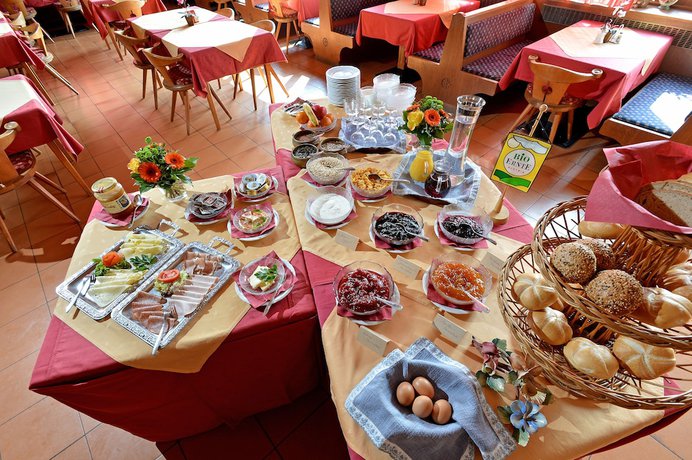 Imagen del bar/restaurante del Hotel Pension H&uuml;ttwirt. Foto 4
