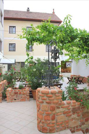 Imagen de los exteriores del Hotel Pension MATE. Foto 10