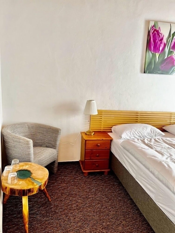 Imagen de la habitación del Hotel Pension Mona. Foto 13