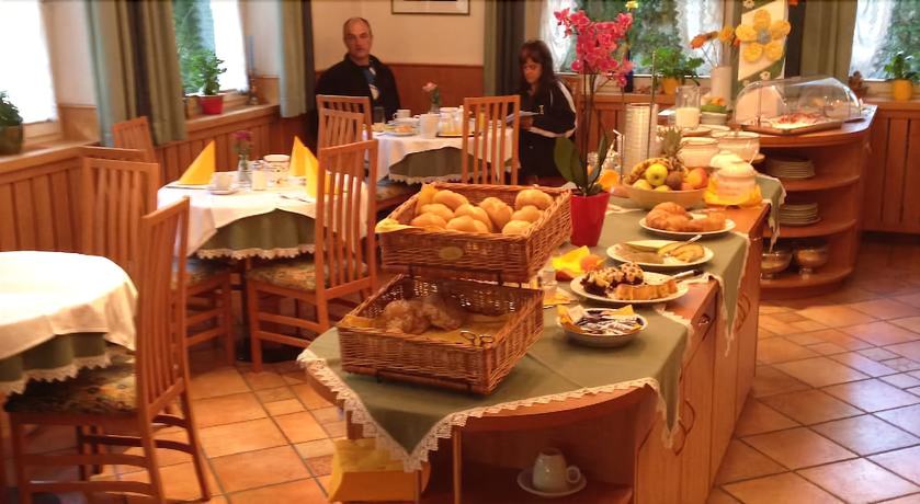 Imagen del bar/restaurante del Hotel Pension Schweitzer. Foto 4