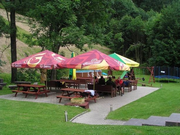 Imagen de los exteriores del Hotel Pensionandrestaurace Zelen&yacute; Ml&yacute;n. Foto 12