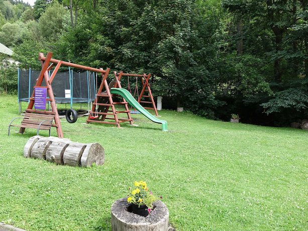 Imagen de los exteriores del Hotel Pensionandrestaurace Zelen&yacute; Ml&yacute;n. Foto 13