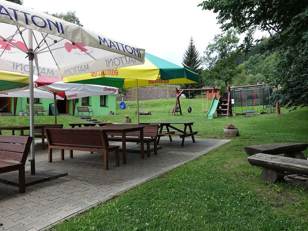 Imagen de los exteriores del Hotel Pensionandrestaurace Zelen&yacute; Ml&yacute;n. Foto 14