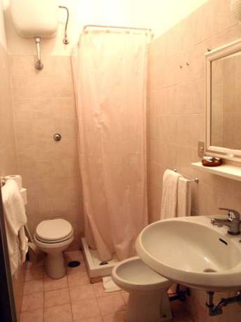 Imagen de la habitación del Hotel Pensione Week End. Foto 15