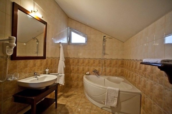 Imagen de la habitación del Hotel Pensiunea La Residenza. Foto 16