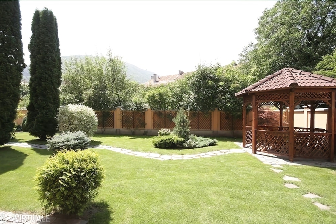 Imagen de los exteriores del Hotel Pensiunea La Residenza. Foto 18