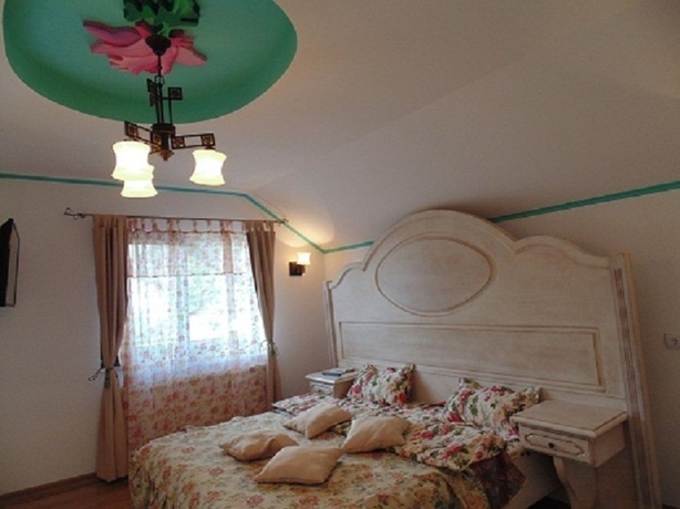 Imagen de la habitación del Hotel Pensiunea Leaganul Bucovinei. Foto 5