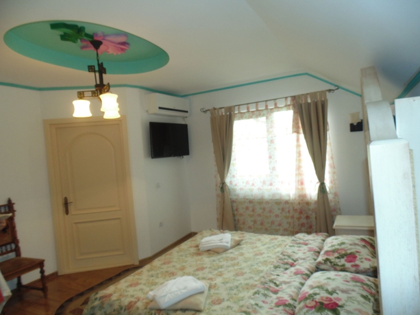 Imagen de la habitación del Hotel Pensiunea Leaganul Bucovinei. Foto 6