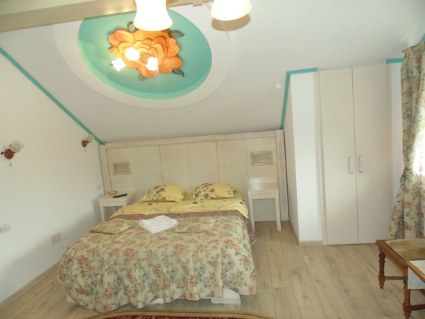 Imagen de la habitación del Hotel Pensiunea Leaganul Bucovinei. Foto 7