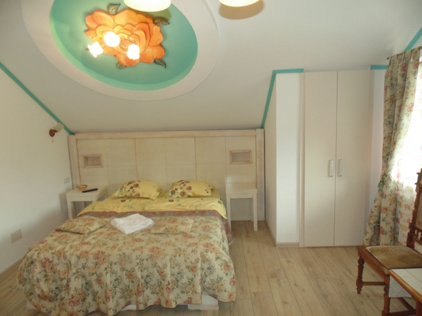 Imagen de la habitación del Hotel Pensiunea Leaganul Bucovinei. Foto 8