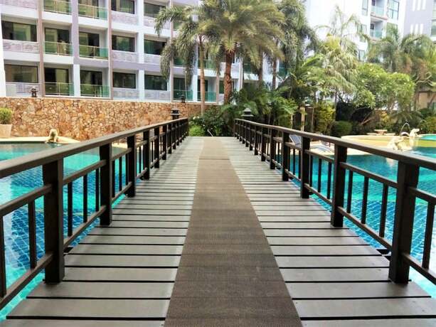 Imagen de la piscina del Hotel Penthouse Studio Apartment The Residence Jomtien. Foto 12