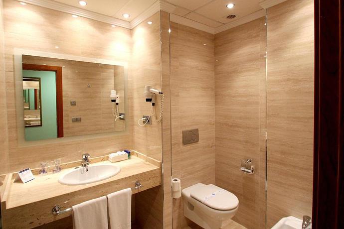 Imagen de la habitación del Hotel Peñiscola Palace. Foto 9