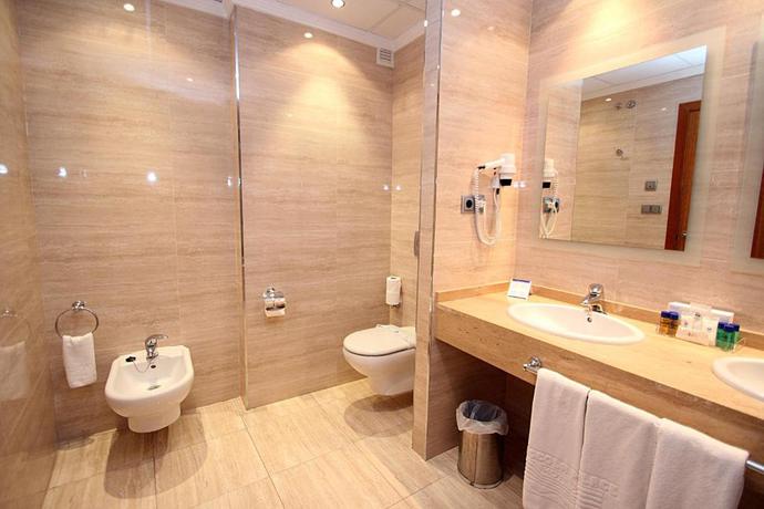 Imagen de la habitación del Hotel Peñiscola Palace. Foto 10