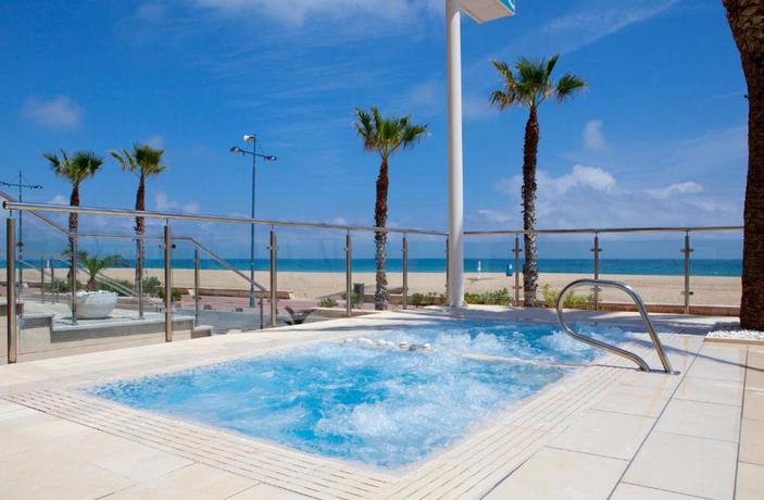 Imagen de la piscina del Hotel Peñiscola Palace. Foto 18