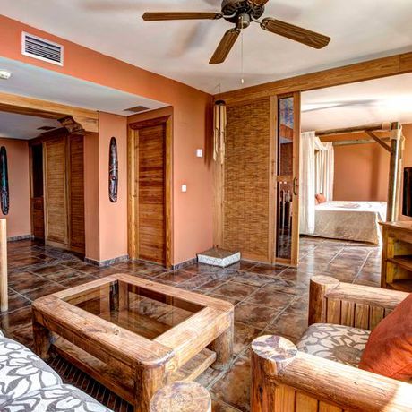 Imagen de la habitación del Hotel Peñiscola Plaza Suites. Foto 9