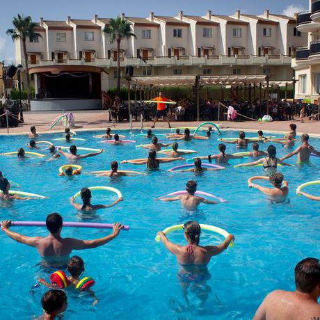 Imagen de la piscina del Hotel Peñiscola Plaza Suites. Foto 13