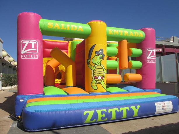 Imagen de los exteriores del Hotel Peñiscola Plaza Suites. Foto 11