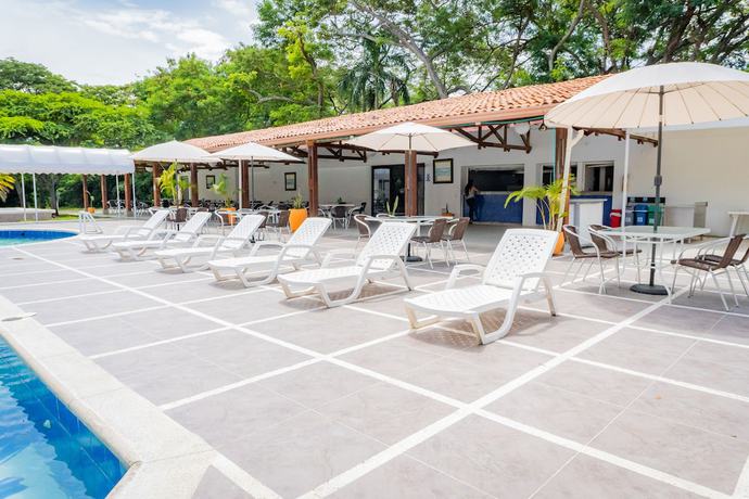 Imagen de la piscina del Hotel Pe&ntilde;on Suites. Foto 20