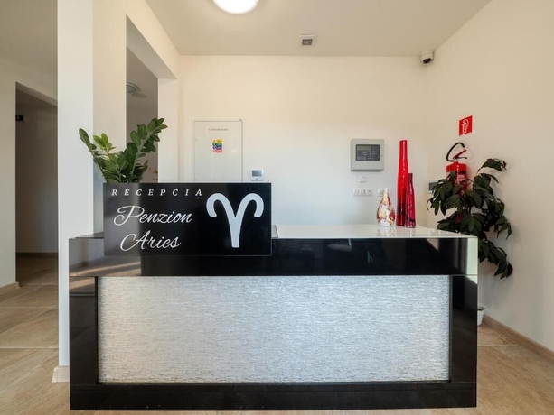 Imagen de los interiores del Hotel Penzi&oacute;n ARIES. Foto 8