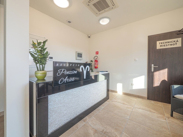 Imagen de los interiores del Hotel Penzi&oacute;n ARIES. Foto 12