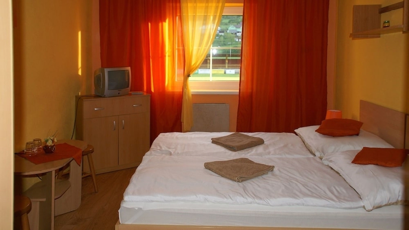 Imagen de la habitación del Hotel Penzi&oacute;n Western. Foto 2