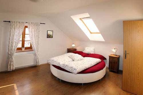 Imagen de la habitación del Hotel Penzion U Chodsk&eacute;ho Hradu. Foto 5