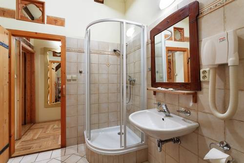 Imagen de la habitación del Hotel Penzion U Křiv&eacute;ho Psa. Foto 14