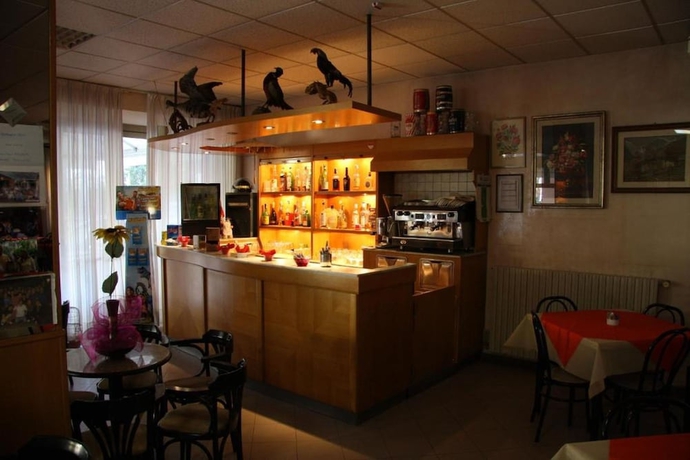 Imagen del bar/restaurante del Hotel Peonia. Foto 4