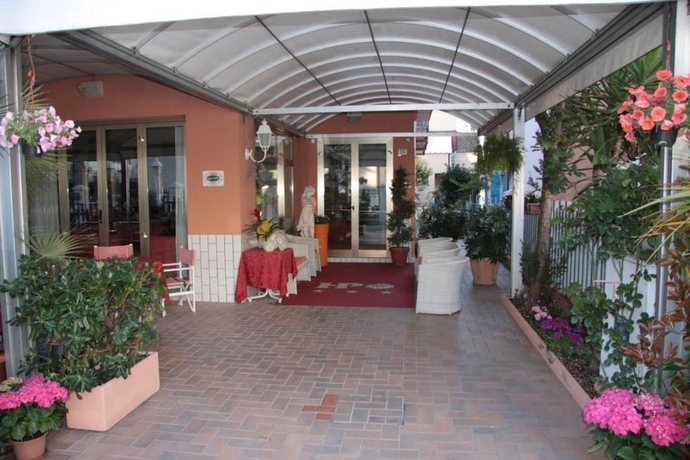 Imagen de los exteriores del Hotel Peonia. Foto 12