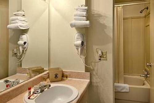Imagen de la habitación del Hotel Peoria Inn. Foto 2
