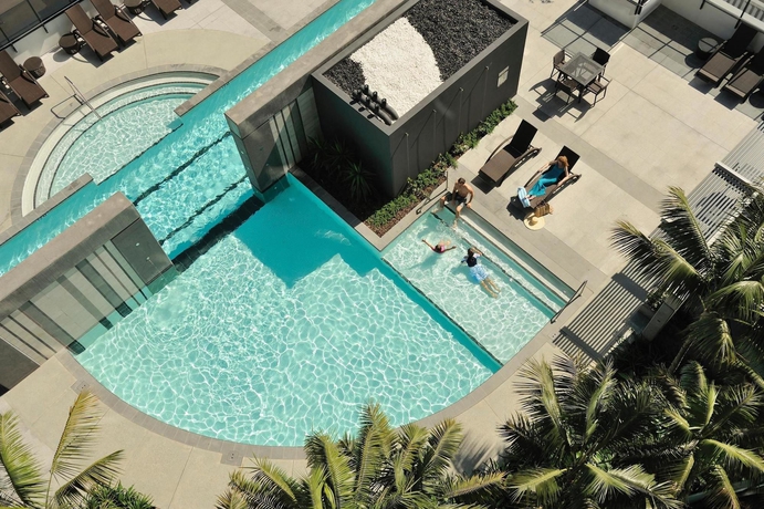 Imagen de la piscina del Hotel Peppers Broadbeach. Foto 15