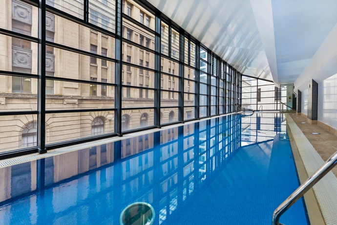 Imagen de la piscina del Hotel Peppers Waymouth. Foto 14