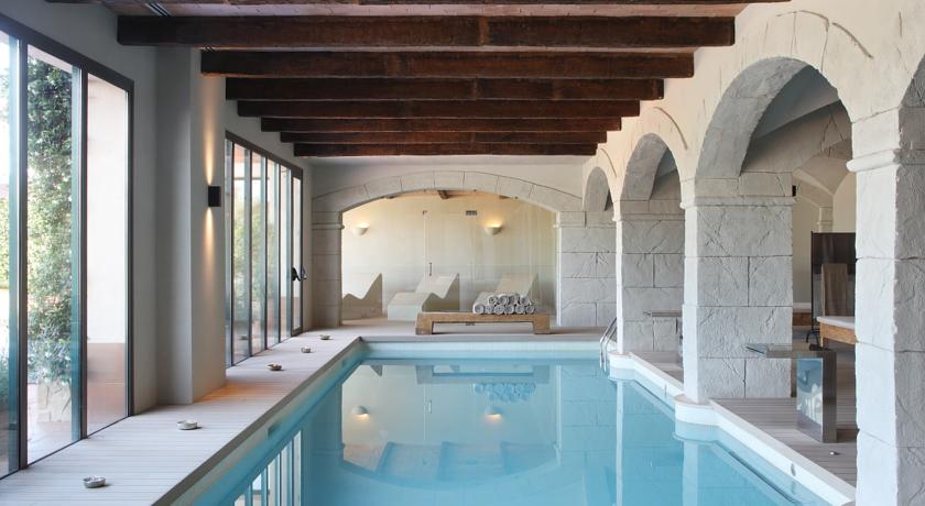 Imagen de la piscina del Hotel Peralada Wine Spa & Golf. Foto 13