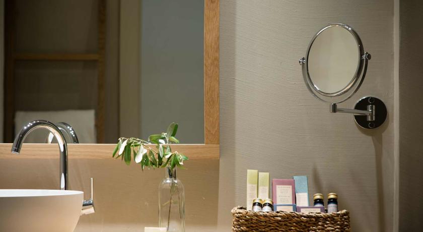 Imagen de la habitación del Hotel Peralada Wine Spa & Golf. Foto 7