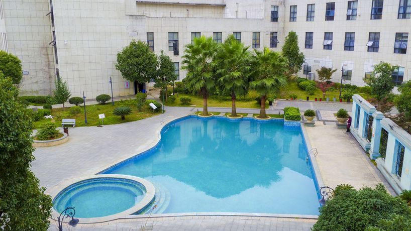 Imagen de la piscina del Hotel Peranc. Foto 13