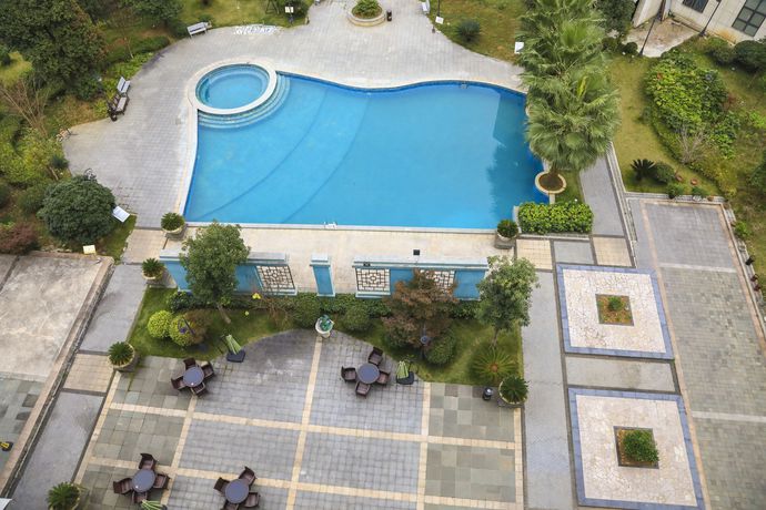 Imagen de la piscina del Hotel Peranc. Foto 14