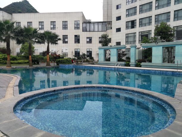 Imagen de la piscina del Hotel Peranc. Foto 15