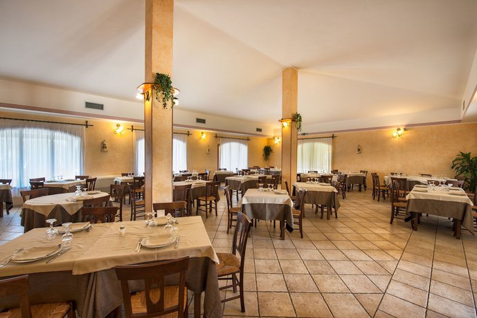 Imagen del bar/restaurante del Hotel Perda Rubia. Foto 10