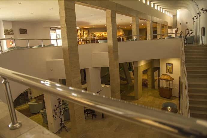 Imagen de los interiores del Hotel Peri Tower. Foto 17