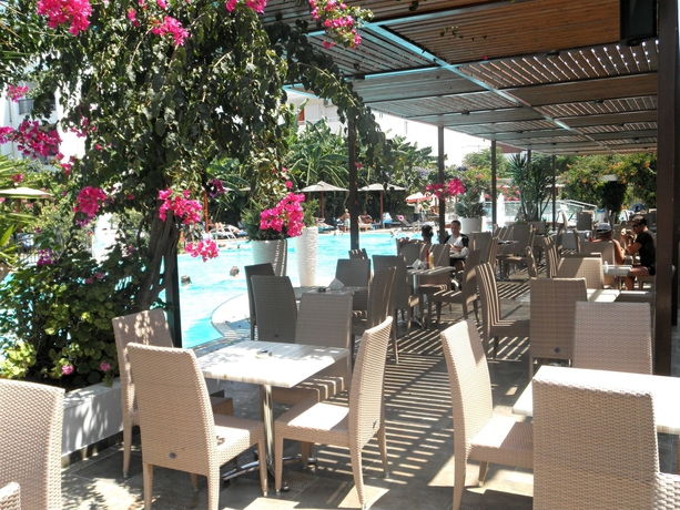 Imagen del bar/restaurante del Hotel Peridis Family Resort. Foto 2