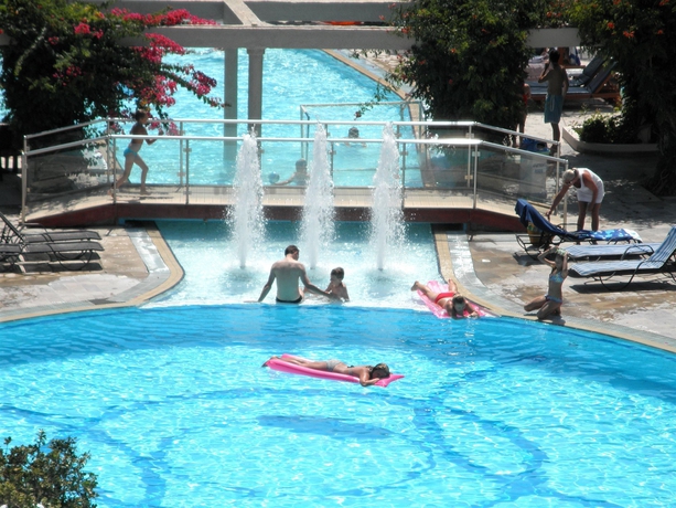 Imagen de la piscina del Hotel Peridis Family Resort. Foto 6