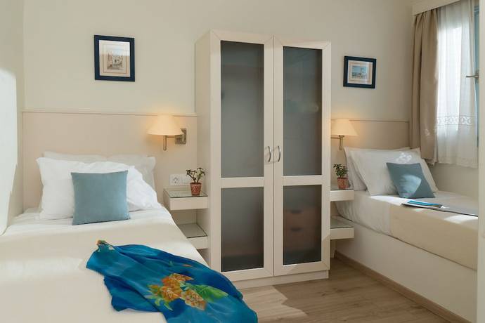 Imagen de la habitación del Hotel Perigiali. Foto 6